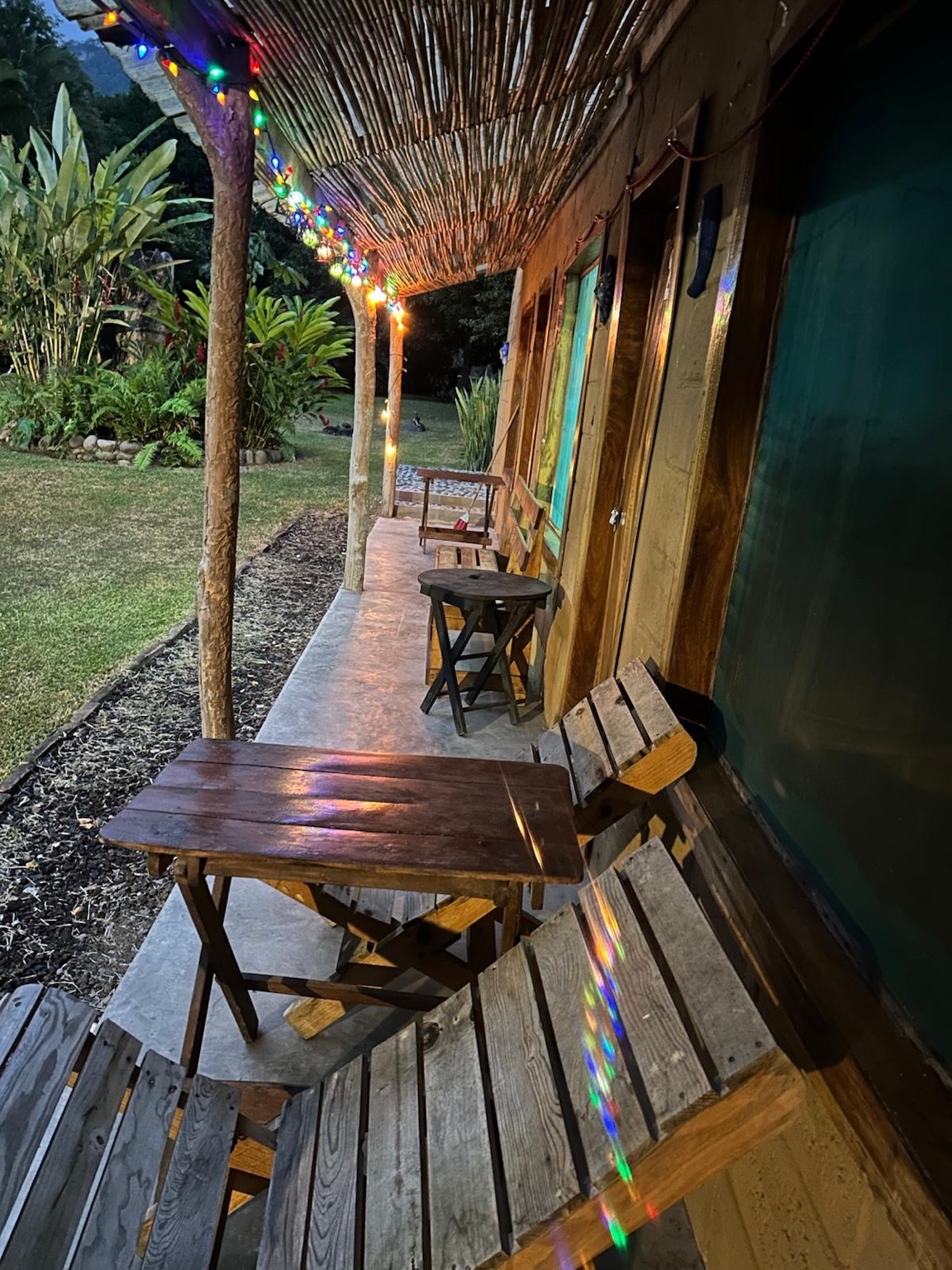 Exterior de cabañas y área de descanso