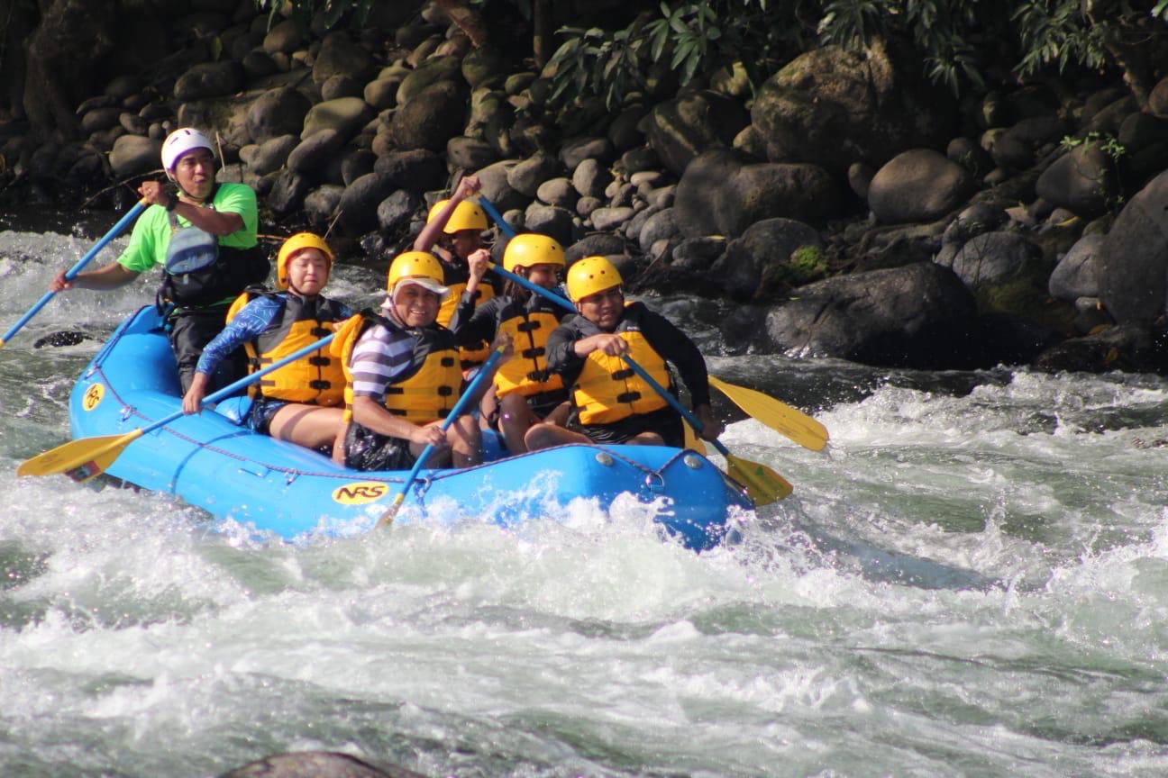 Grupo en balsa de rafting